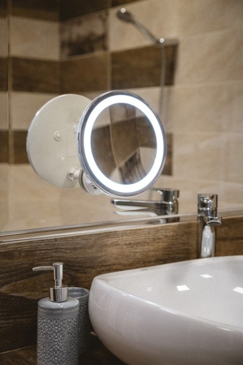 Lusterko LED Adler AD 2168 łazienkowe powiększające do makijażu 24 LED obrotowe 360 przyssawka